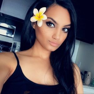 Meet your Posher, Aurzella